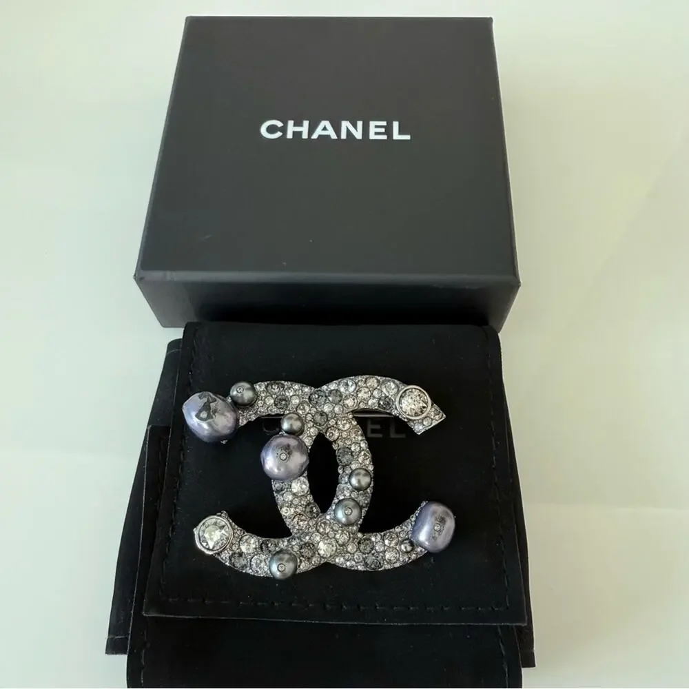 CHANEL women brooch with natural pearls Authentic